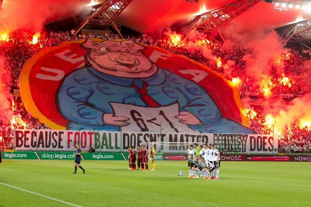 Oprawa kibiców Legii przed meczem eliminacji Ligi Europy z FK Aktobe (2014 rok)