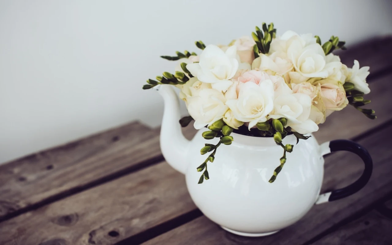 Stłuczona pokrywka od imbryka to nie powód, by go wyrzucać. Dzbanek może zyskać drugie życie w roli naczynia na kwiaty