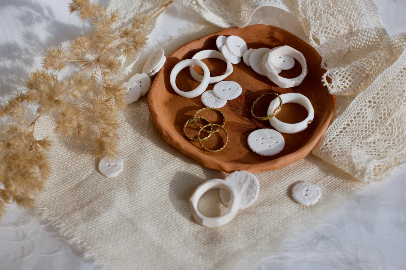 Ceramiczne podstawki mogą posłużyć jako organizery. W tej roli sprawdzą się też stare cukiernice czy inne naczynia