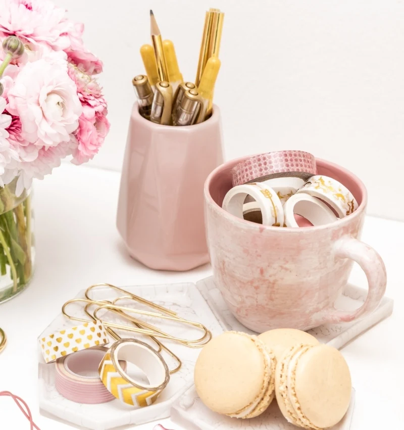 Stare kubeczki, cukiernice czy inne naczynia mogą posłużyć jako stylowe organizery