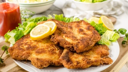 Chrupiące kotlety panierowane z karkówki to pomysł na smaczny obiad