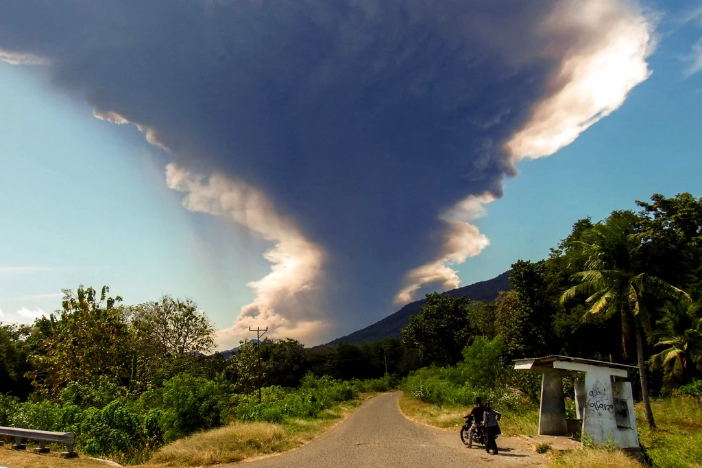 Erupcja wulkanu Lewotobi Laki-Laki na wyspie Flores w Indonezji. Odwołano lub opóźniono loty z Australii zaplanowane na wyspę Bali
