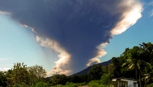 Kolumna gęstego dymu przesłoniła niebo. Samoloty nie dolecą na słynną wyspę