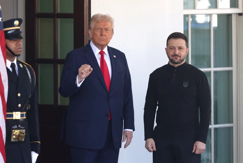 Prezydenci USA i Ukrainy - Donald Trump i Wołodymyr Zełenski - przed Białym Domem