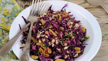 Surówka z czerwonej kapusty do obiadu to chrupiący dodatek pełen smaku i wartości odżywczych