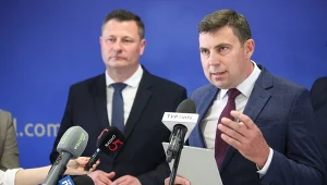 Minister rozwoju i technologii Krzysztof Paszyk (L) i prezes Spółdzielni Mleczarskiej Mlekpol Tadeusz Mroczkowski (P)