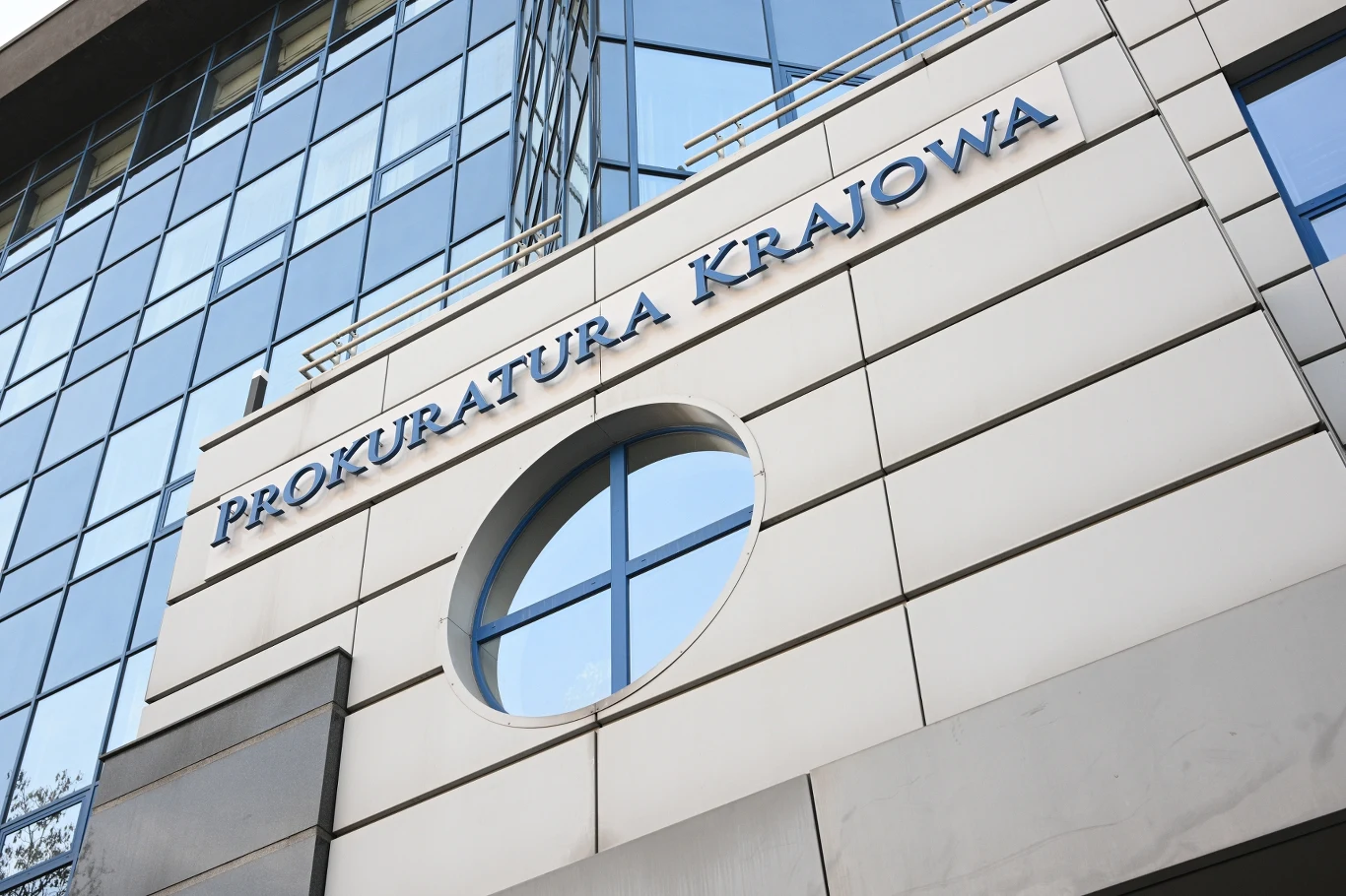 Prokuratura Krajowa zajęła stanowisko ws. Dominika B. (zdj. ilustracyjne) Fasada nowoczesnego budynku z napisem Prokuratura Krajowa, widoczne duże okna oraz charakterystyczne okrągłe okno na centralnej części ściany.