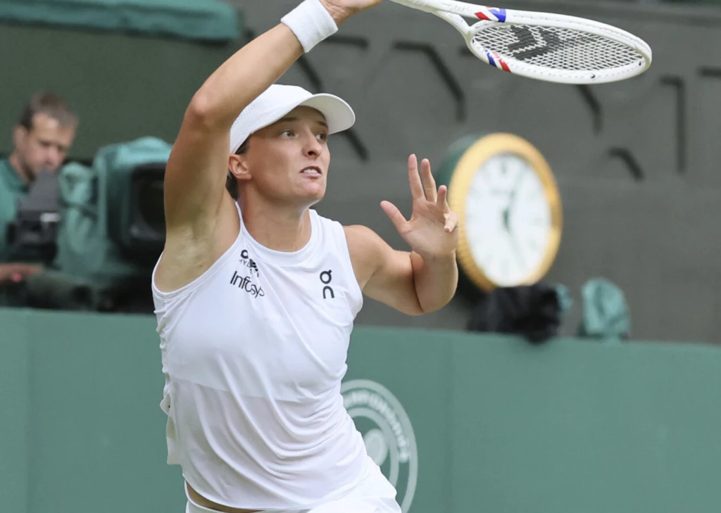 Iga Świątek w akcji na kortach Wimbledonu Iga Świątek w akcji na kortach Wimbledonu