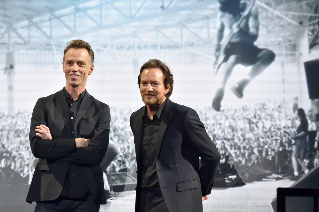 Matt Cameron (z lewej) i Eddie Vedder podczas wprowadzenia Pearl Jam do Rock and Roll Hall of Fame w 2017 r. Matt Cameron (z lewej) i Eddie Vedder podczas wprowadzenia Pearl Jam do Rock and Roll Hall of Fame w 2017 r.