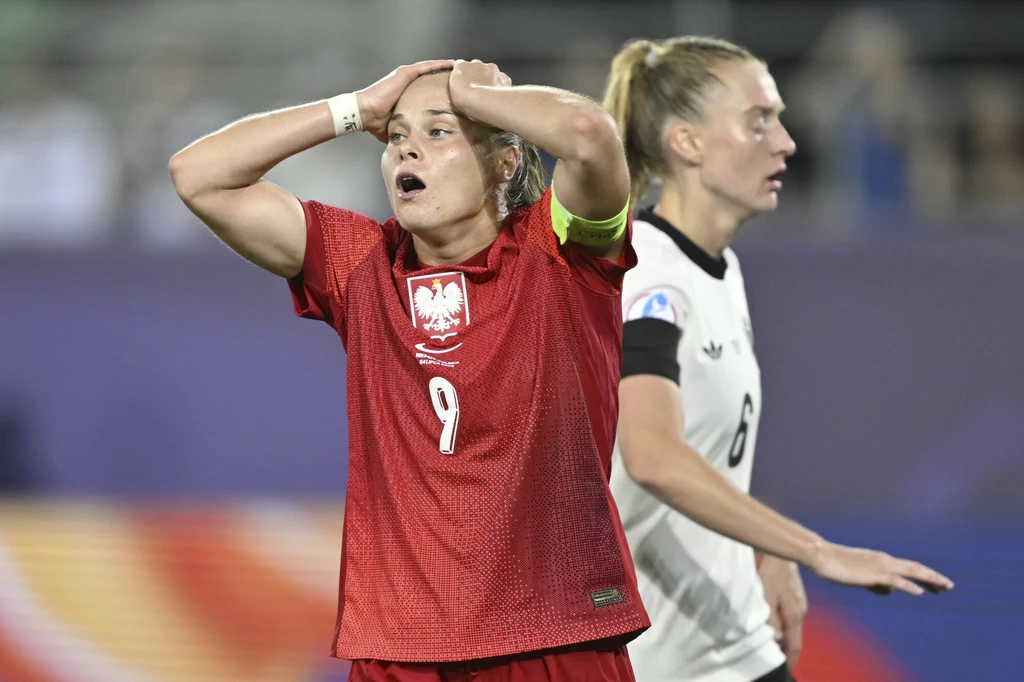 Ewa Pajor na Euro 2025 Zawodniczka w czerwonym stroju z numerem 9 trzyma ręce na głowie wyrażając emocje, obok niej stoi druga piłkarka w białej koszulce z numerem 6.