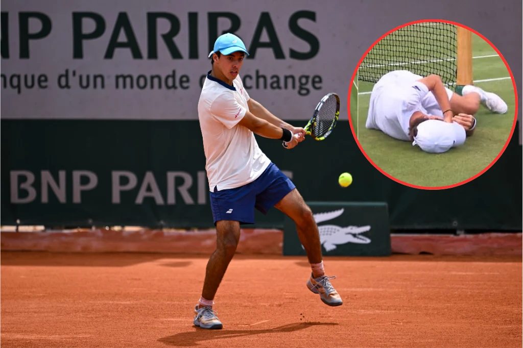 Alejandro Arcila został znokautowany przez deblowego partnera Tenisista przygotowujący się do uderzenia piłki na korcie ziemnym, w prawym górnym rogu znajduje się wstawka z osobą leżącą na korcie, trzymającą się za głowę, co może sugerować kontuzję lub upadek.