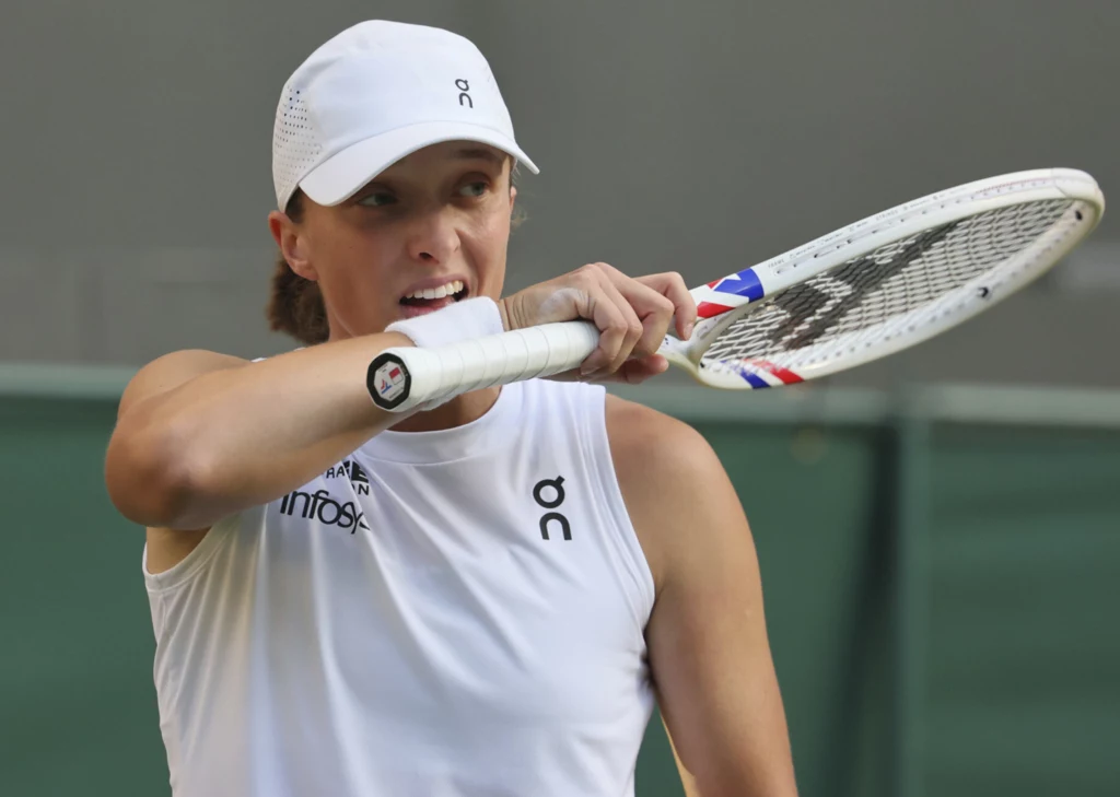 Iga Świątek w meczu z Clarą Tauson w 1/8 finału Wimbledonu Iga Świątek w meczu z Clarą Tauson w 1/8 finału Wimbledonu