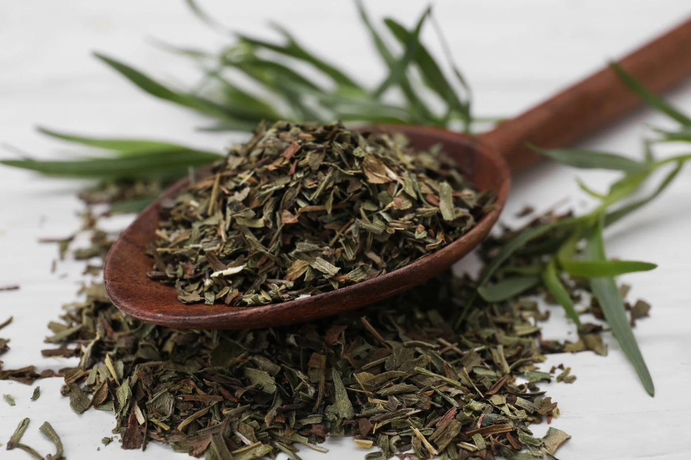 Estragon pasuje do wielu dań w kuchni. Wspaniale komponuje się z ogórkami kiszonymi. 