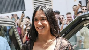 Oto najbardziej uniwersalny model dżinsów. Tak nosi je Dua Lipa 