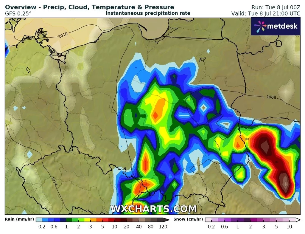 Kolorowa mapa pogodowa pokazująca intensywność opadów atmosferycznych nad Polską i krajami sąsiednimi, największe natężenie opadów oznaczone czerwonymi i fioletowymi obszarami, widoczne silne burze na południu i południowym wschodzie kraju.