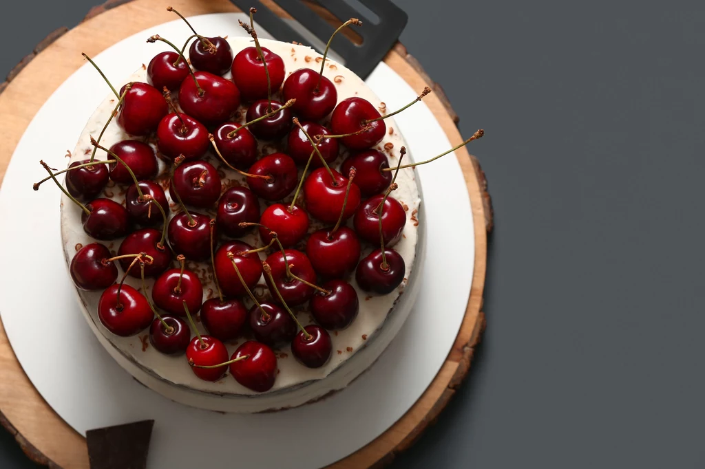 Przepyszne kruche, maślane ciasto z mascarpone i bitą śmietaną oraz frużelina wiśniową - to będzie hit każdej imprezy Przepyszne kruche, maślane ciasto z mascarpone i bitą śmietaną oraz frużelina wiśniową - to będzie hit każdej imprezy
