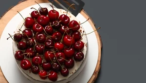 Przepyszne kruche, maślane ciasto z mascarpone i bitą śmietaną oraz frużelina wiśniową - to będzie hit każdej imprezy