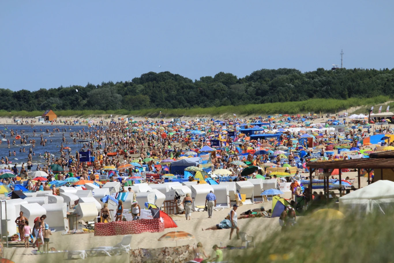Niektóre plaże nad polskim morzem uchodzą za szczególnie zatłoczone. Które z nich lepiej omijać szerokim łukiem?