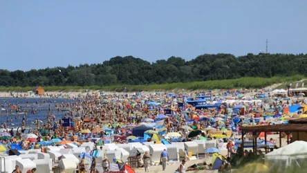 Niektóre plaże nad polskim morzem uchodzą za szczególnie zatłoczone. Które z nich lepiej omijać szerokim łukiem?