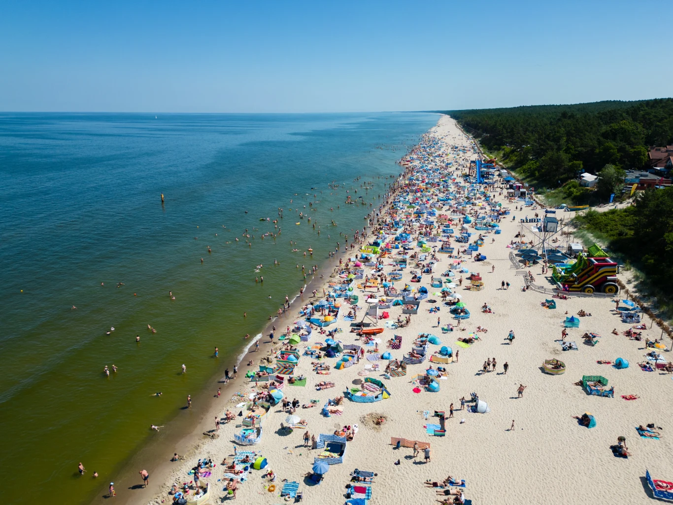 W szczycie sezonu wiele plaż nad Bałtykiem "pęka w szwach".