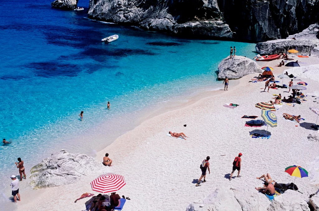 Plaża Cala Goloritzè na wschodnim wybrzeżu Sardynii