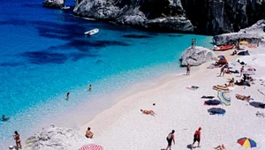 Plaża Cala Goloritzè na wschodnim wybrzeżu Sardynii