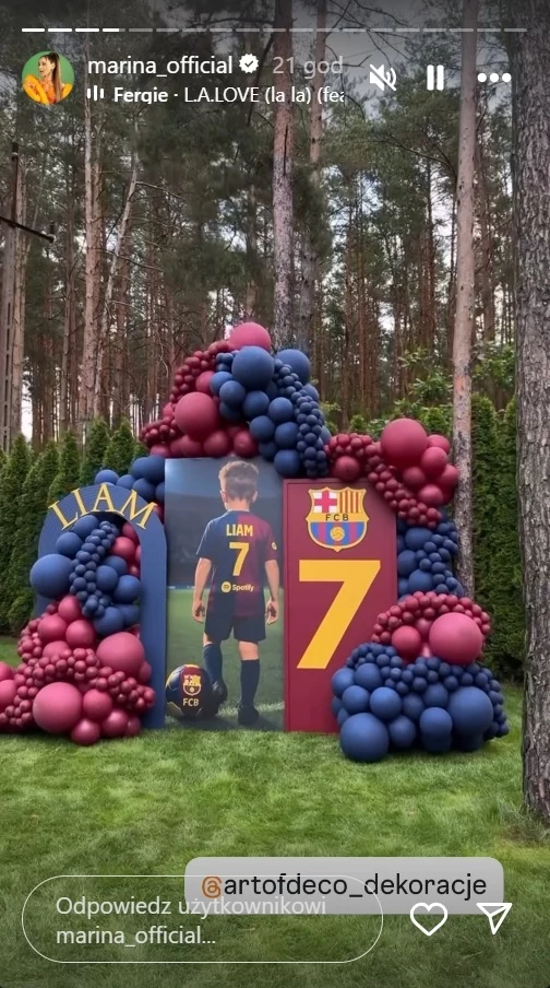 Bogata dekoracja balonowa w kolorach bordo i granatowym, tablica z dużą cyfrą 7 oraz herbem FC Barcelona, obok zdjęcie chłopca w stroju piłkarskim, z napisem LIAM, umieszczona na tle lasu i trawnika.