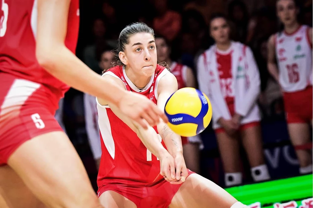 Polskie siatkarki gotowe na trzeci turniej Ligi Narodów. Martyna Łukasik po raz pierwszy zagra w Japonii Zawodniczka w czerwonym stroju do siatkówki wykonuje odbiór piłki podczas meczu, skoncentrowana na akcji, w tle widoczne inne zawodniczki w podobnych strojach.