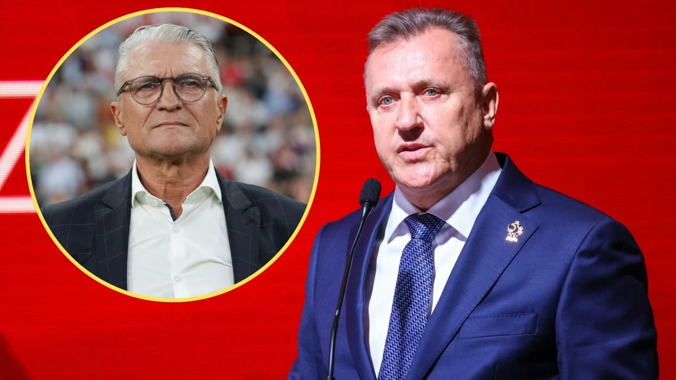 Cezary Kulesza, Adam Nawałka Mężczyzna w garniturze i pod krawatem przemawia do mikrofonu, na tle czerwonej sceny; w lewym górnym rogu widoczna jest okrągła ramka z portretem innego starszego mężczyzny w okularach i marynarce.