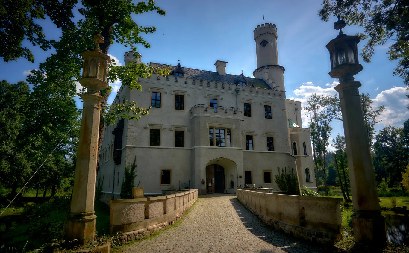 Zamek Karpniki znajduje się 12 km od Jeleniej Góry