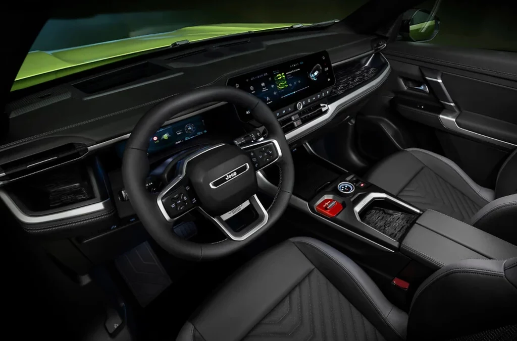 Compass oferuje system infotainment z 16-calowym ekranem oraz bezprzewodowe aktualizacje OTA – w każdej wersji wyposażenia. Luksusowe, przestronne wnętrze nowoczesnego samochodu, z cyfrowym kokpitem, dużym ekranem centralnym oraz eleganckimi wykończeniami siedzeń i konsoli środkowej