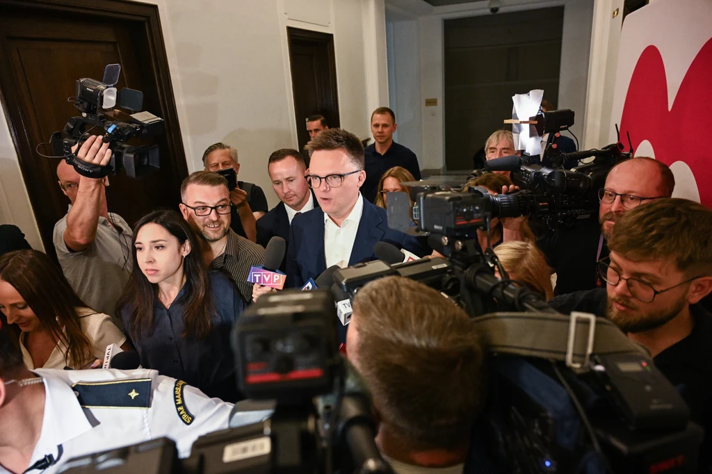 Marszałek Szymon Hołownia w drodze na poniedziałkową konferencję prasową Marszałek Szymon Hołownia w drodze na poniedziałkową konferencję prasową