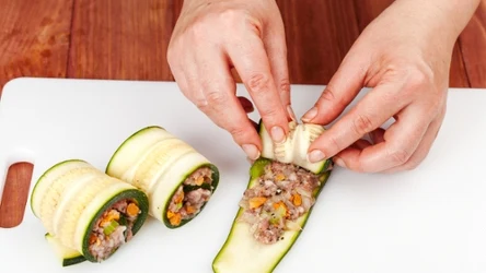 Roladki z cukinii faszerowane mięsem z dodatkami to smaki lata, które sycą na długo.