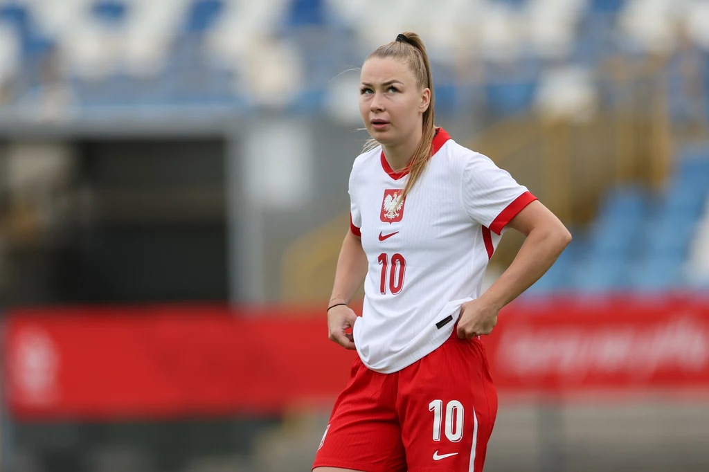 Weronika Zawistowska Piłkarka w biało-czerwonym stroju narodowym z numerem 10 na stadionie, skupiona podczas meczu piłki nożnej.