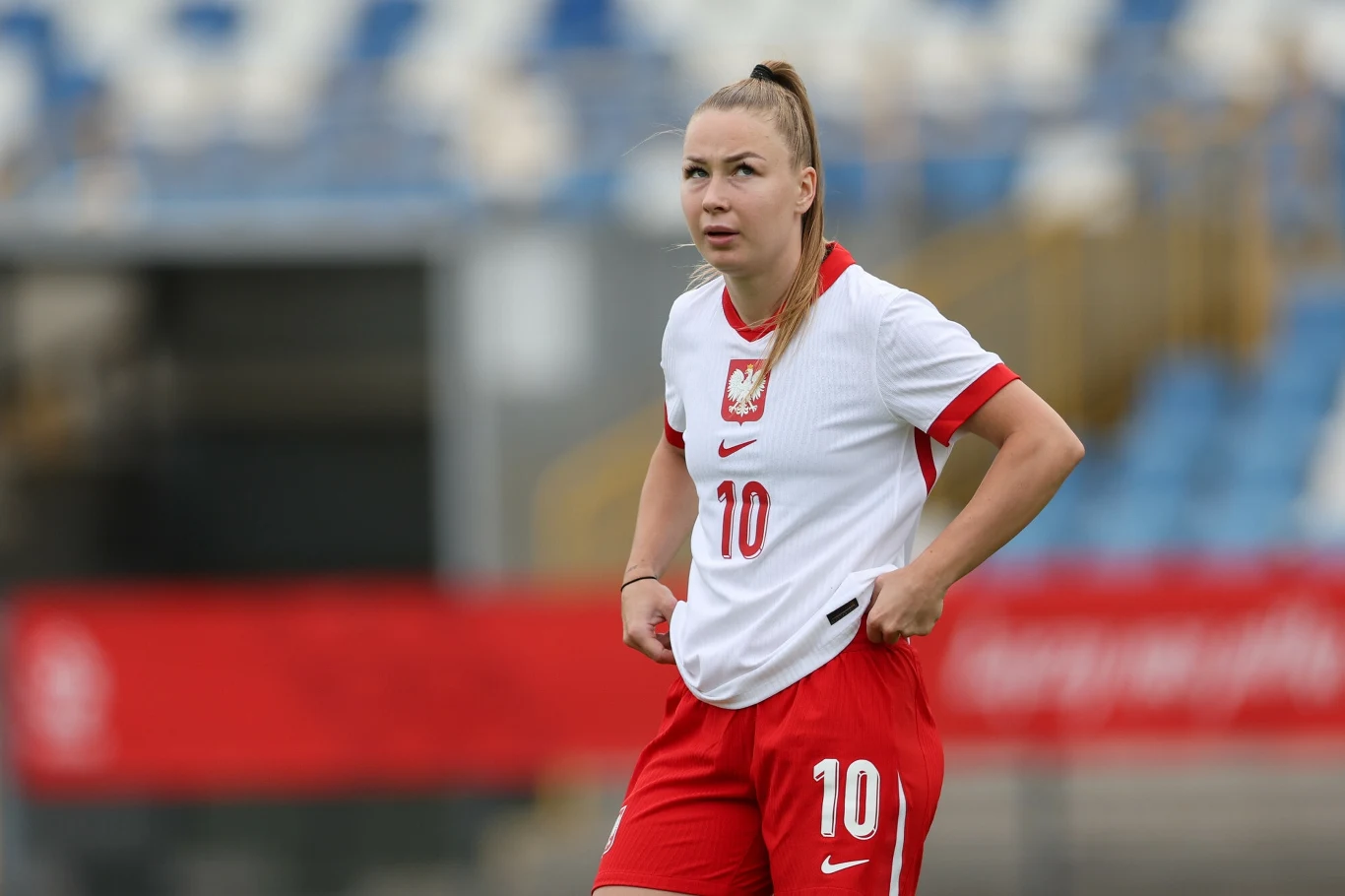 Weronika Zawistowska Piłkarka w biało-czerwonym stroju narodowym z numerem 10 na stadionie, skupiona podczas meczu piłki nożnej.
