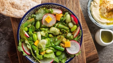 Zielona sałatka z bobem i fasolką szparagową to idealny dodatek do dań z grila