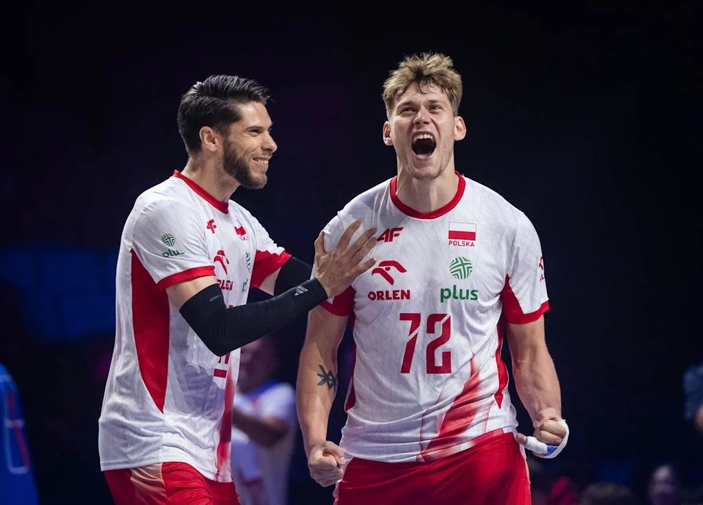 Mateusz Poręba (z numerem 72) w reprezentacji Polski. Obok Aleksander Śliwka Dwóch siatkarzy w biało-czerwonych barwach Polski cieszy się po udanej akcji podczas meczu, jeden z nich z szerokim uśmiechem i zaciśniętą pięścią, a drugi entuzjastycznie dotyka jego ramienia.