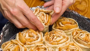 Smaczne drożdżowe bułeczki z dodatkiem jabłek