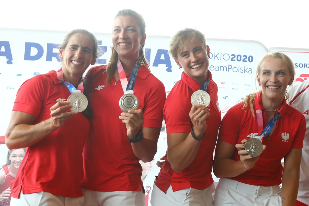 Maria Sajdak, Marta Wieliczko, Katarzyna Zillmann i Agnieszka Kobus-Zawojska ze srebrnym medalem igrzysk olimpijskich