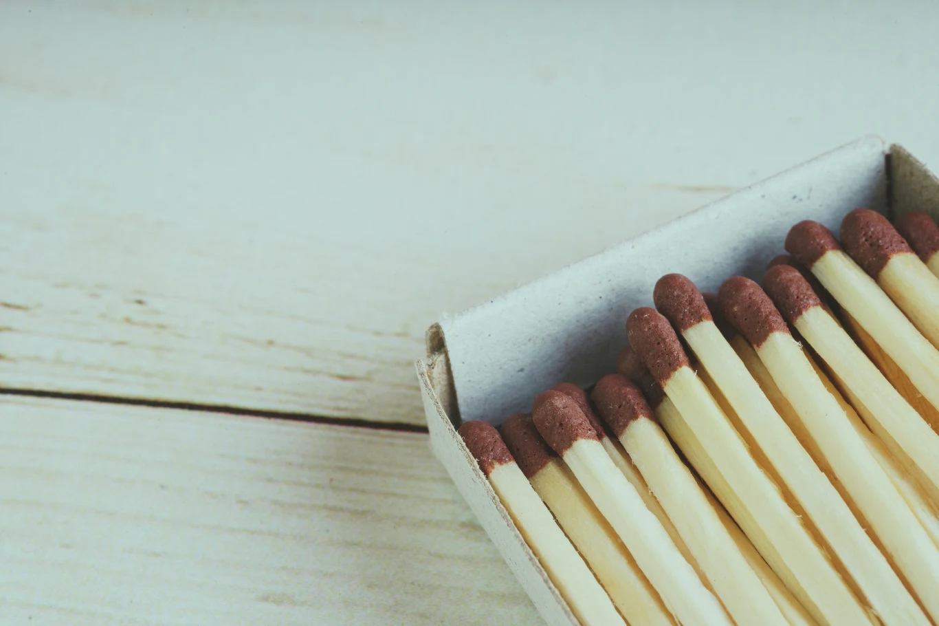 Zapałki można wykorzystać nie tylko w kuchni i przy grillu, ale także do pielęgnacji roślin doniczkowych. 