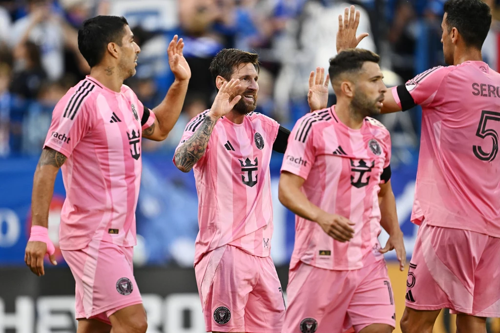 Do Interu Miami przeniosło się całe grono byłych zawodników FC Barcelona Grupa piłkarzy w różowych strojach celebruje zdobycie bramki na boisku podczas meczu, unosząc ręce do przybicia piątki. W tle widoczni kibice na trybunach.