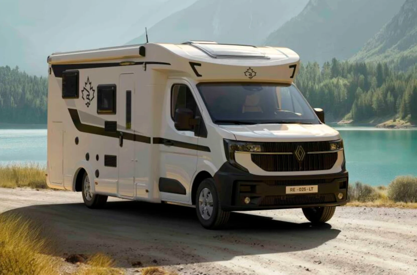 Nowy kamper Ahorn Camp na bazie Renault Master czwartej generacji. Nowoczesny, biały kamper stoi zaparkowany na szutrowej drodze nad jeziorem w otoczeniu gór i lasu, podkreślając atmosferę wypoczynku i podróży w plenerze.