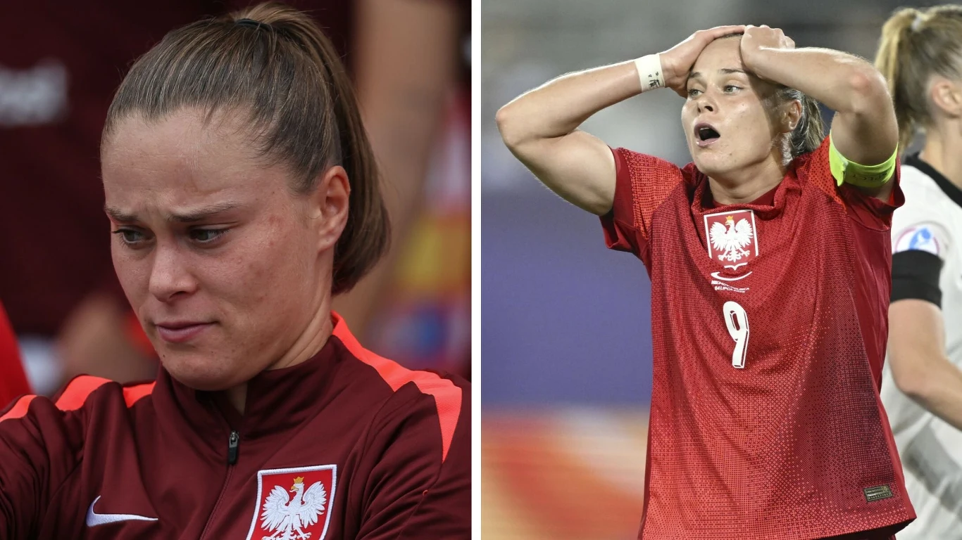 Dwie zawodniczki reprezentacji Polski w piłce nożnej, obie wyrażają silne emocje, jedna z nich jest zamyślona lub przybita, druga z rękami na głowie, w tle widoczni inni sportowcy oraz trybuny.