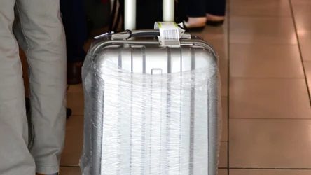 Jak zabezpieczyć walizkę tak, aby uniknąć wstydu i nerwów na lotnisku? Niektórzy owijają bagaż streczem