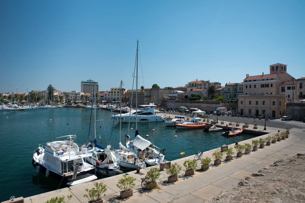 Alghero jest jednym z popularniejszych kurortów na Sardynii. 