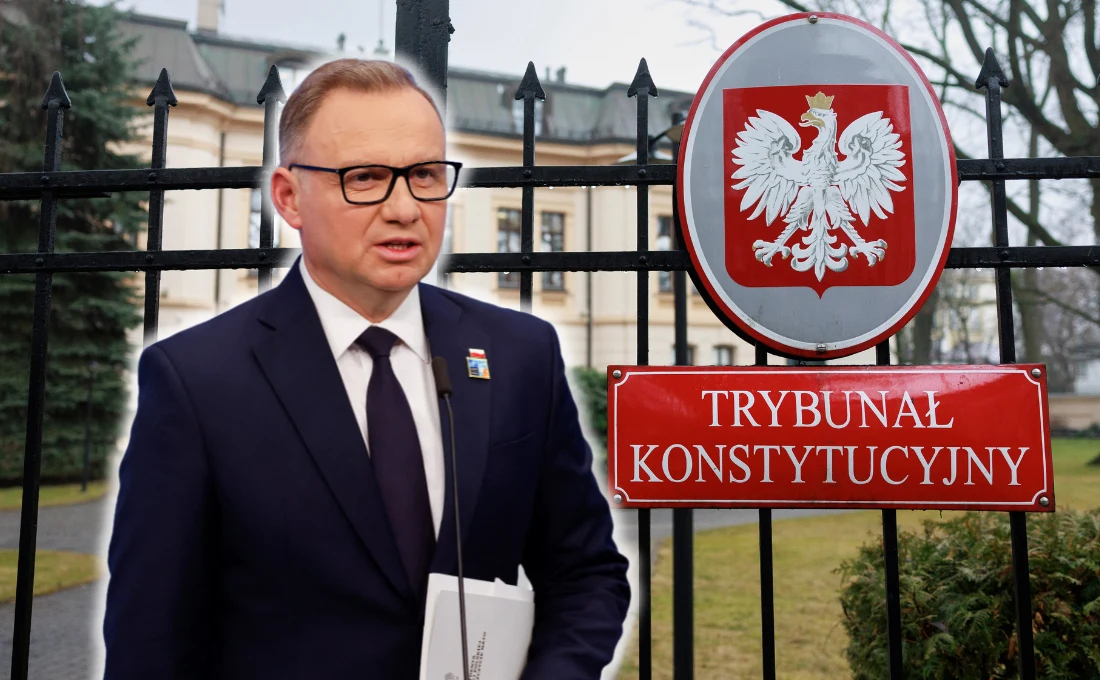 Prezydent Andrzej Duda zmienia treść wniosku do TK, w tle tzw. ustawa o mowie nienawiści Mężczyzna w garniturze i okularach trzyma teczkę, stoi przed wejściem do budynku oznaczonego tablicą Trybunału Konstytucyjnego oraz godłem Polski.