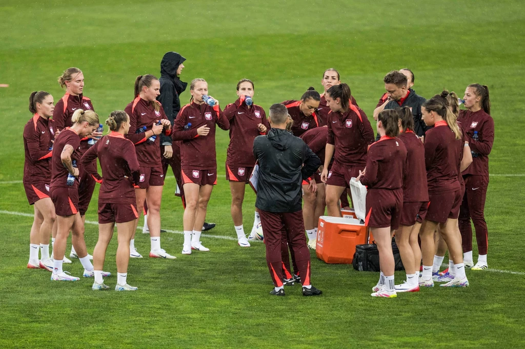 Z powodu deszczu trening Polek przed meczem ze Szwecją rozpoczął się z opóźnieniem