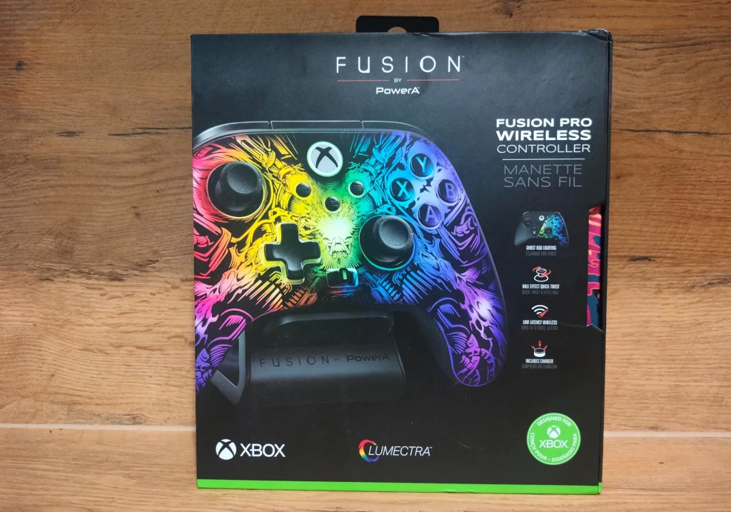 Kolorowe opakowanie bezprzewodowego kontrolera Fusion Pro marki PowerA do konsoli Xbox, z wyeksponowaną grafiką pada w stylu tęczowo-graffiti, logotypami producenta i oznaczeniem funkcji bezprzewodowych.