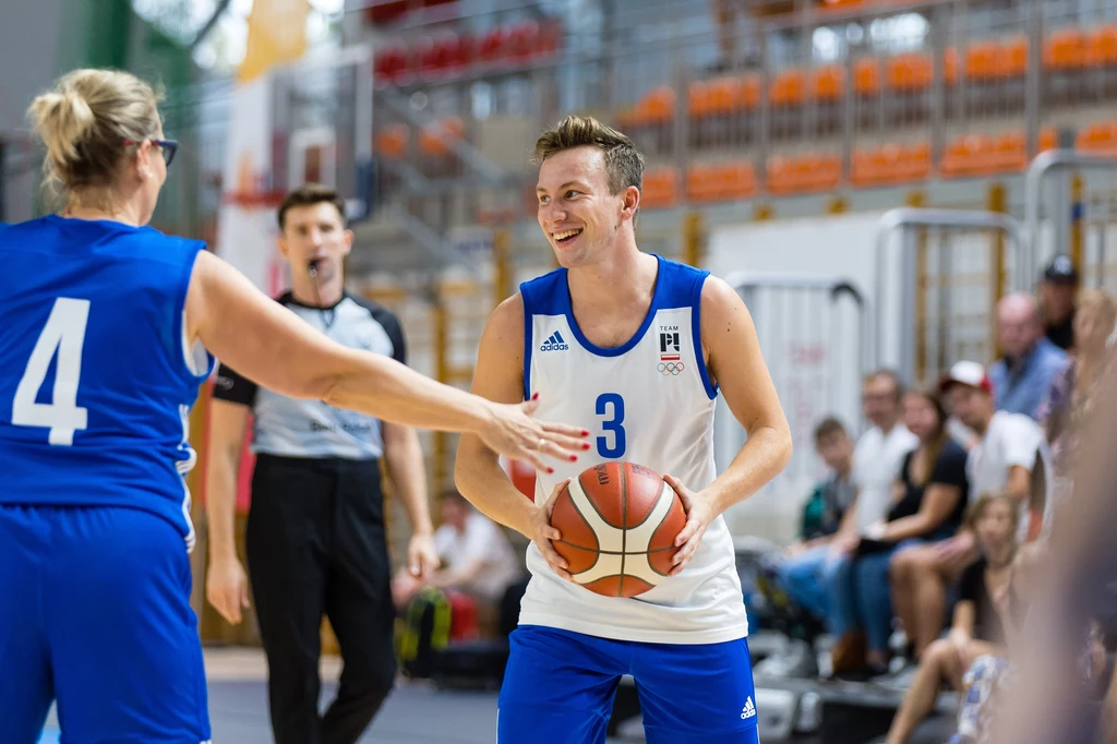 Łukasz Gutkowski w charytatwnym meczu koszykówki olimpijczycy i paralimpijczycy dla powodzian