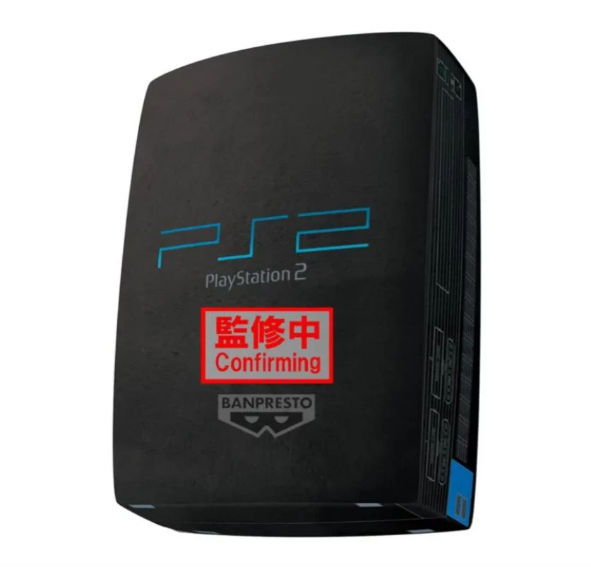 Pluszowe PlayStation 2 / źródło: BigBadToyStore Czarna konsola do gier PlayStation 2 firmy Sony z widocznym niebieskim logo, oznaczeniem PlayStation 2 oraz naklejkami potwierdzającymi status weryfikacji i logo Banpresto.